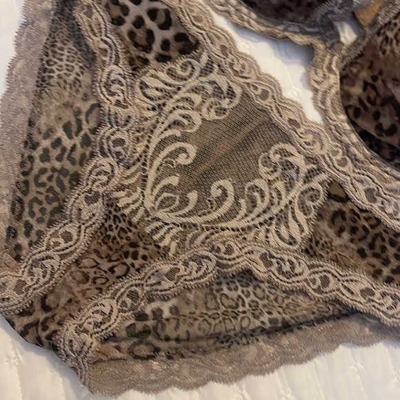 Sexy NATORI 2pc lingerie set 34D
Animal Print - Picture 2 of 8